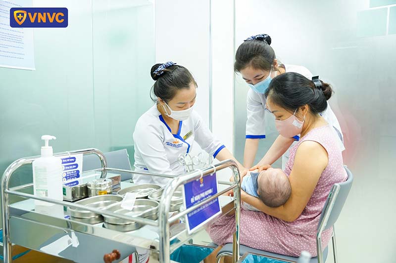 tiêm vắc xin phòng bạch hầu cho trẻ