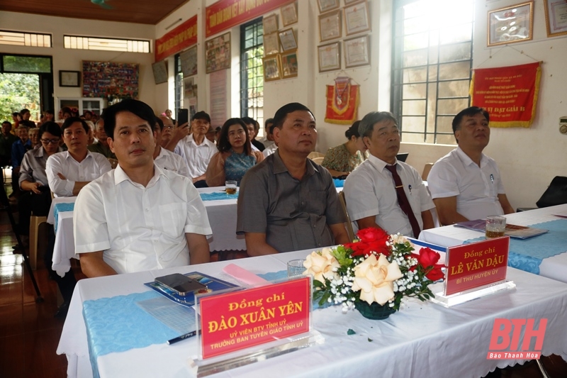 Trưởng Ban Tuyên giáo Tỉnh ủy Đào Xuân Yên chung vui Ngày hội Đại đoàn kết toàn dân tộc tại thôn Đà Sơn