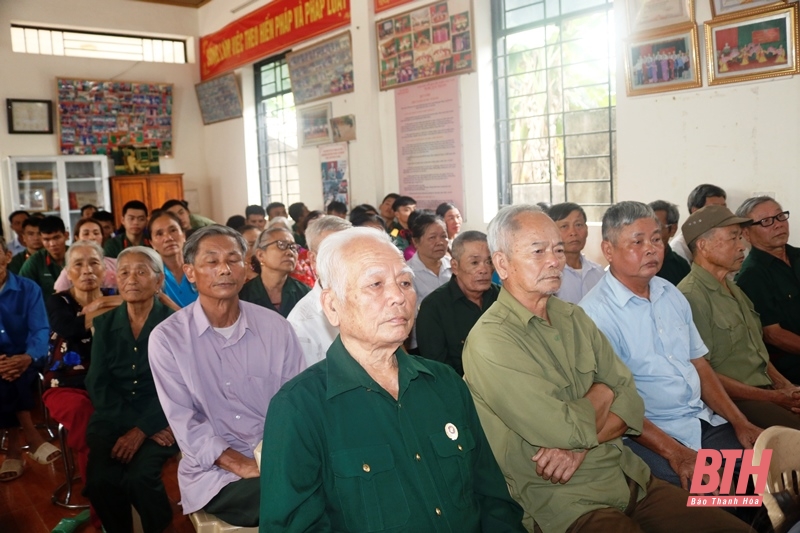 Trưởng Ban Tuyên giáo Tỉnh ủy Đào Xuân Yên chung vui Ngày hội Đại đoàn kết toàn dân tộc tại thôn Đà Sơn