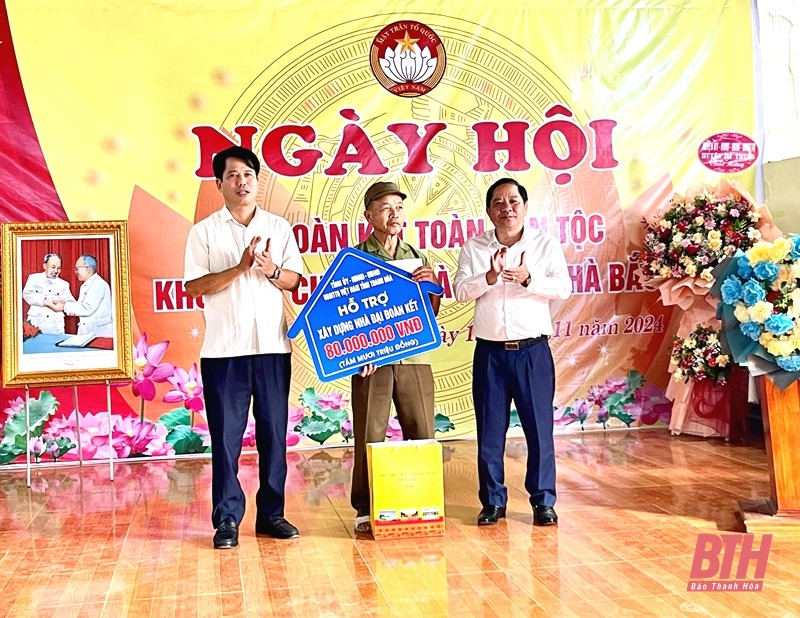 Trưởng Ban Tuyên giáo Tỉnh ủy Đào Xuân Yên chung vui Ngày hội Đại đoàn kết toàn dân tộc tại thôn Đà Sơn